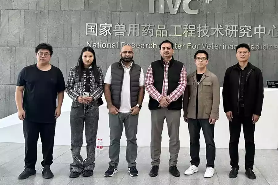 pakistani customer visits wixbio animal vaccine factory (2)